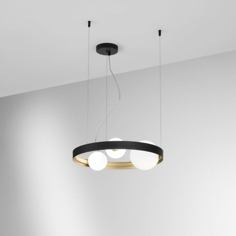 Sospensione in alluminio oro e nero opaco sfere vetro opale 3XG9 non incl. SONETTO Sospensione in alluminio oro e nero opaco sfere vetro opale 3XG9 non incl. SONETTO